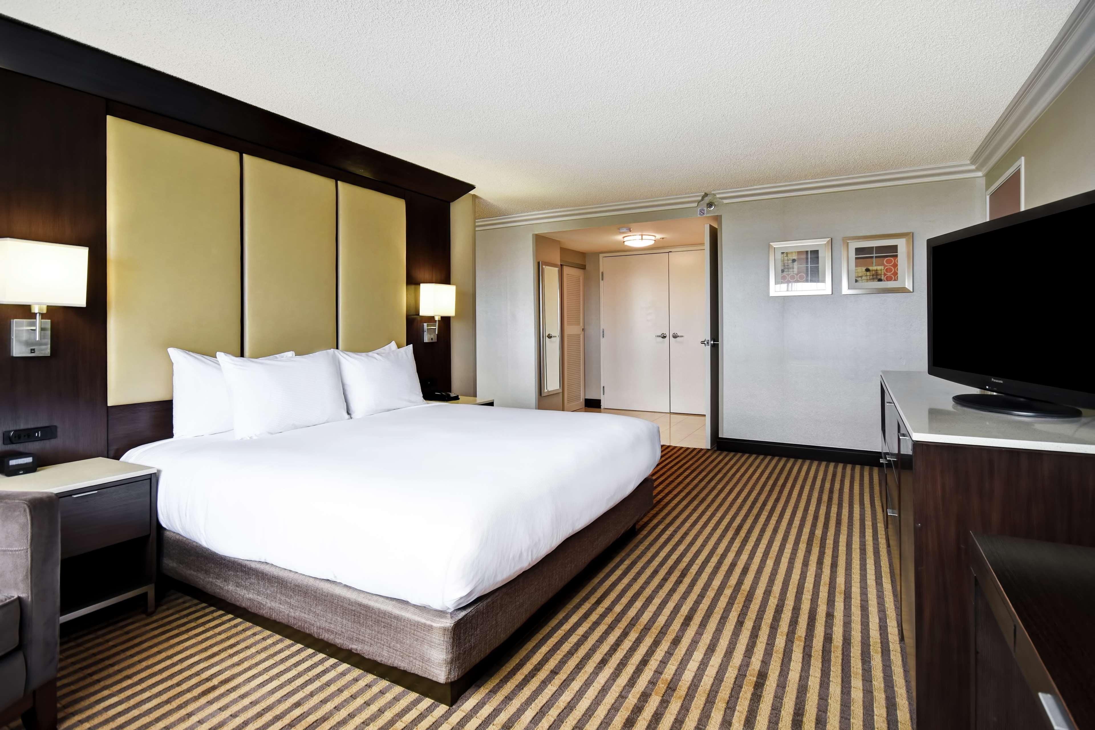 Hotel Doubletree By Hilton Pleasanton At The Club Exterior foto
