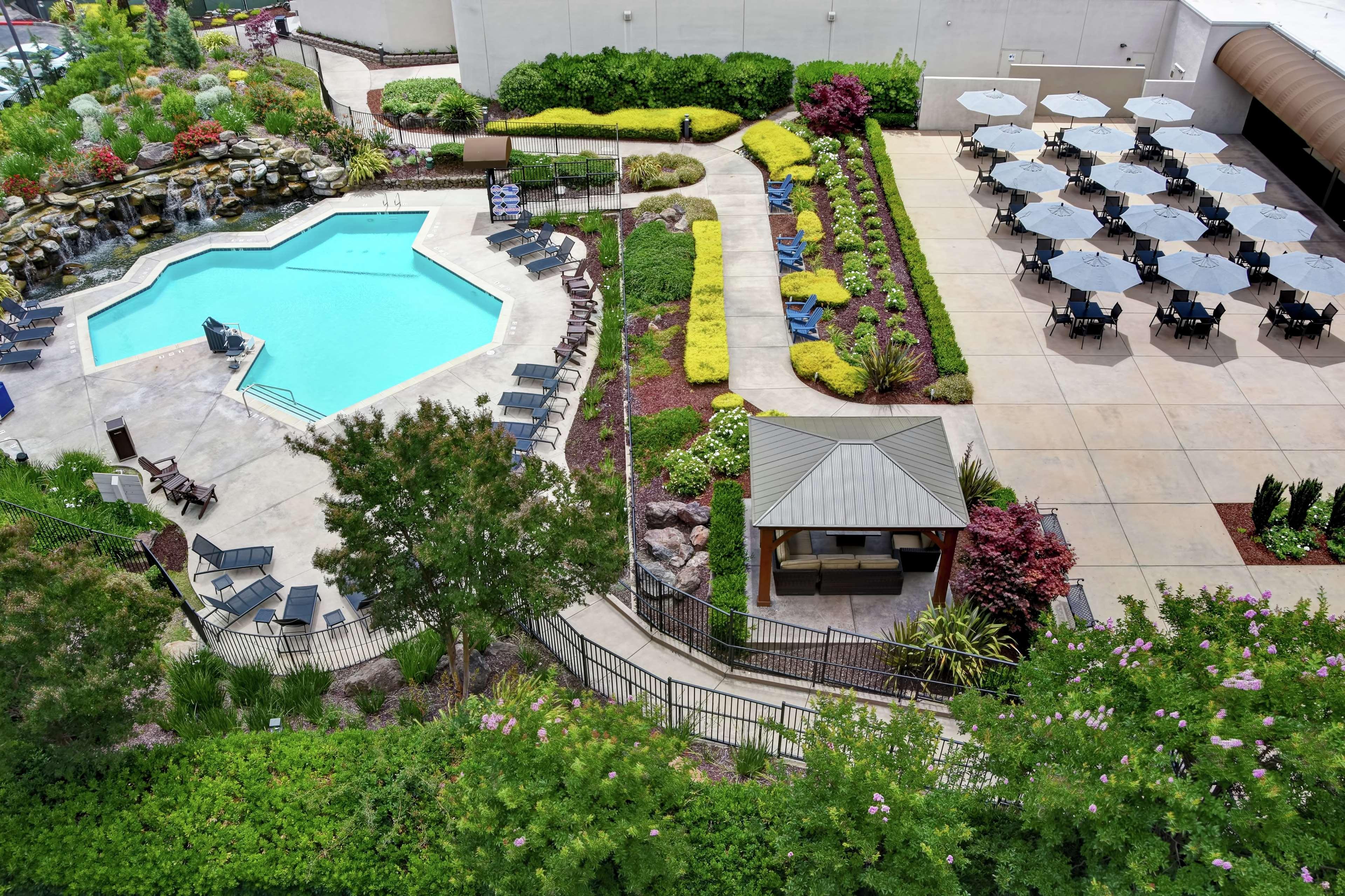 Hotel Doubletree By Hilton Pleasanton At The Club Exterior foto