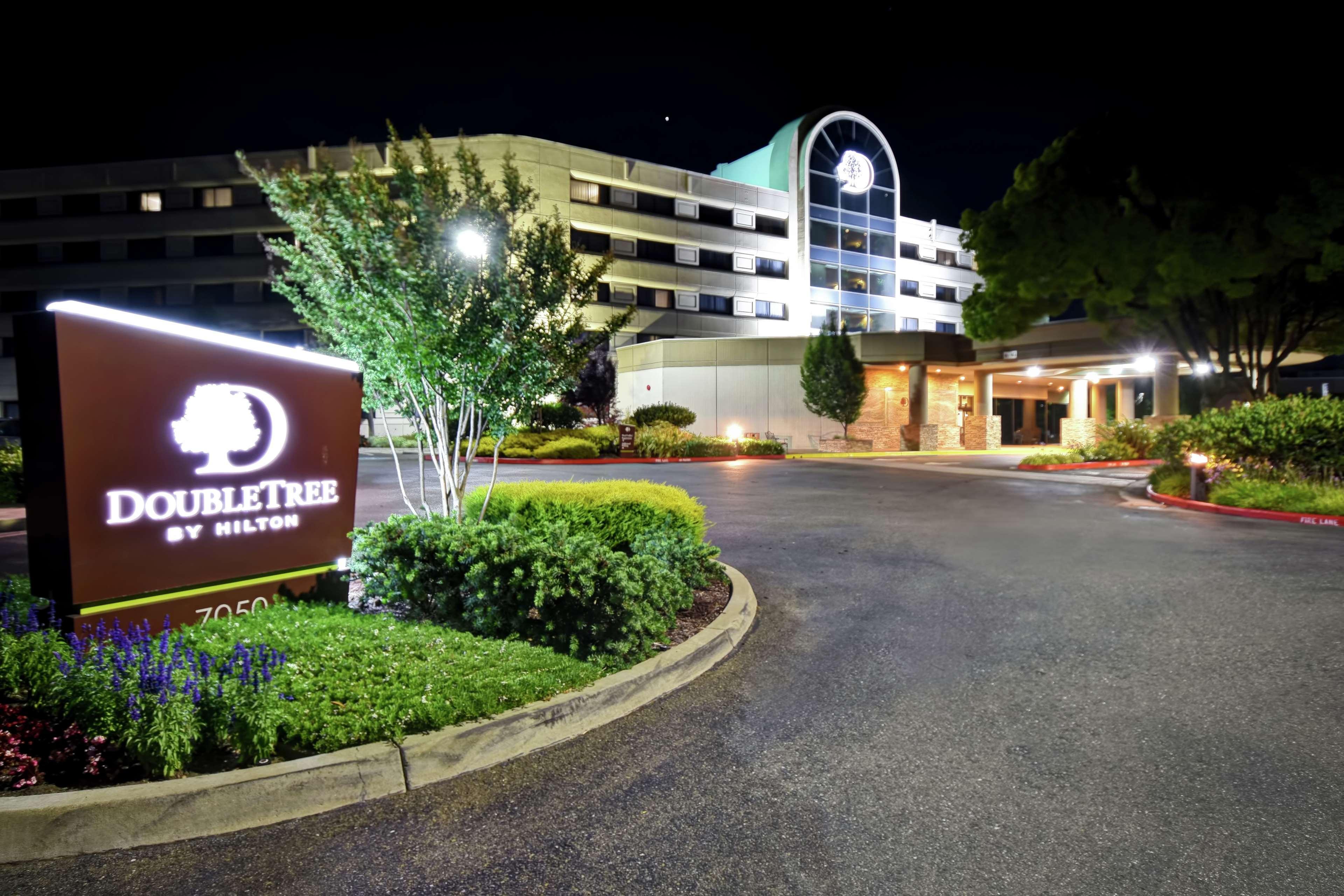Hotel Doubletree By Hilton Pleasanton At The Club Exterior foto