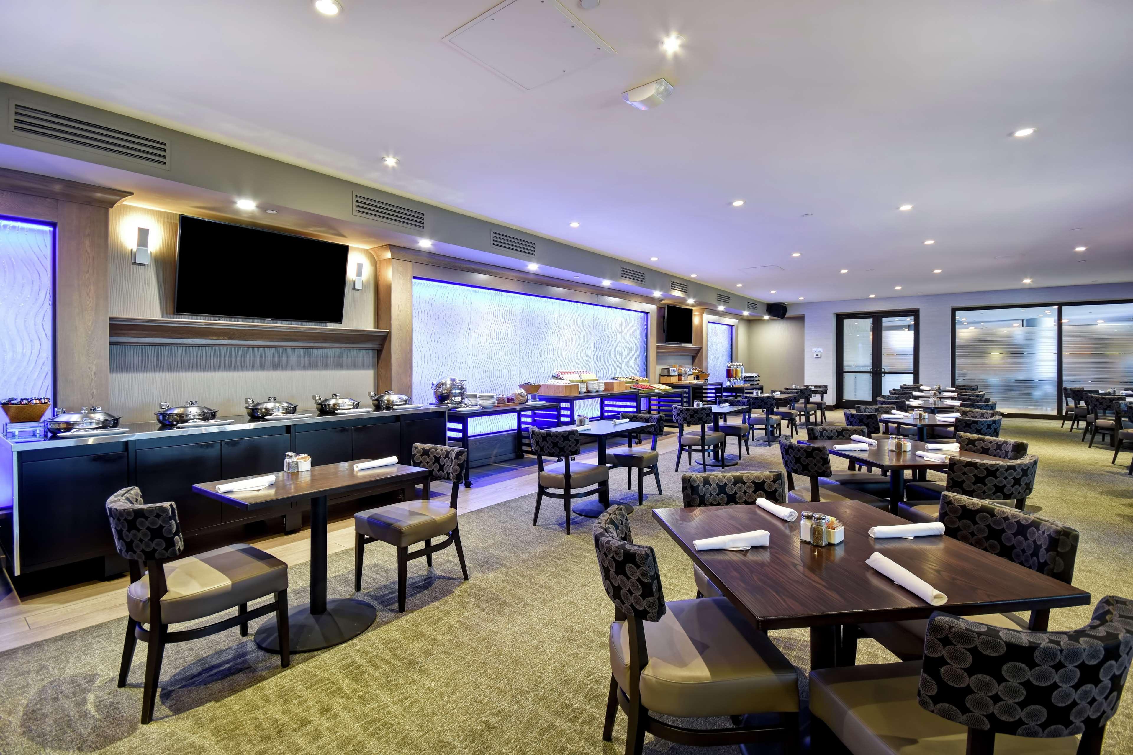 Hotel Doubletree By Hilton Pleasanton At The Club Exterior foto