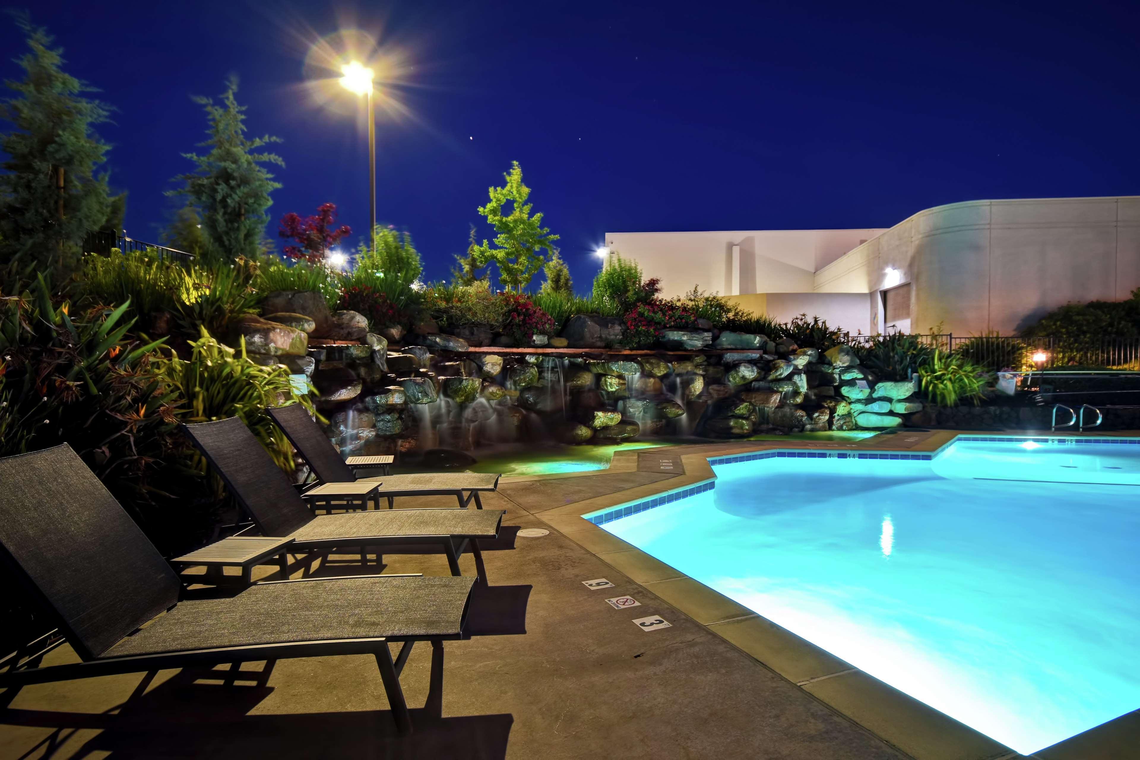 Hotel Doubletree By Hilton Pleasanton At The Club Exterior foto