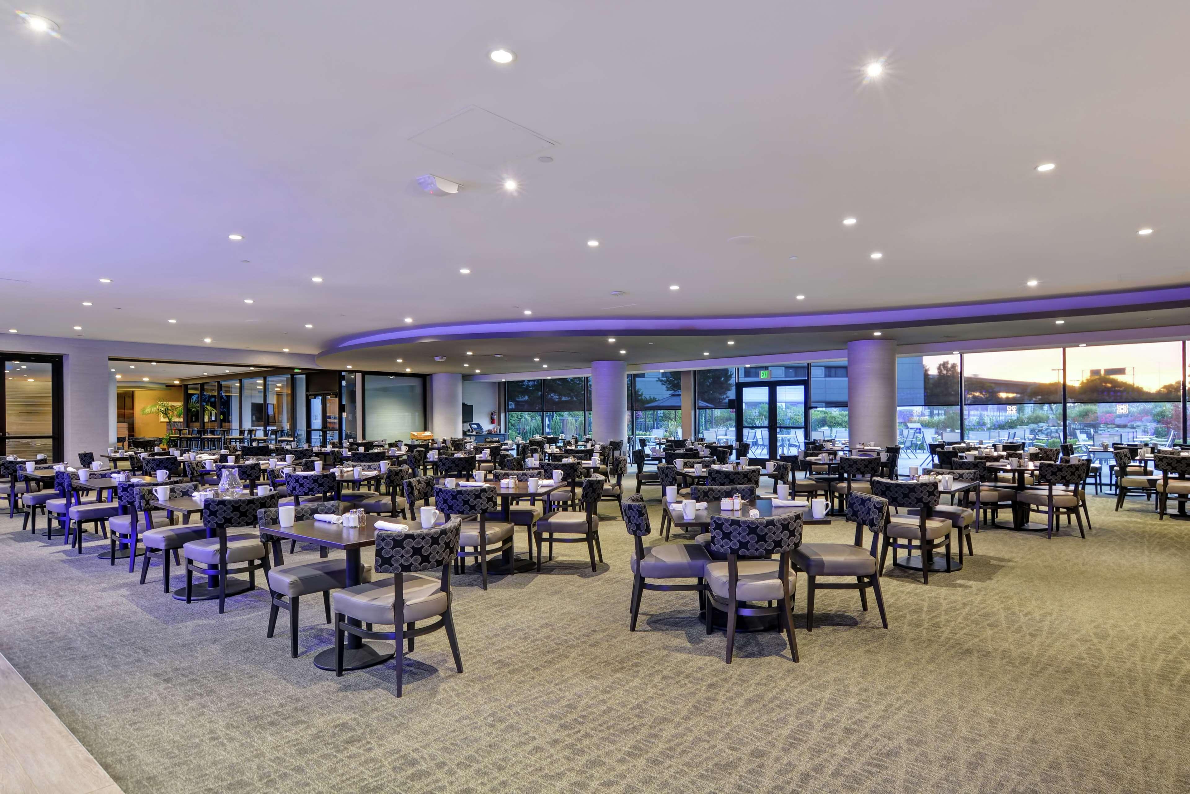 Hotel Doubletree By Hilton Pleasanton At The Club Exterior foto
