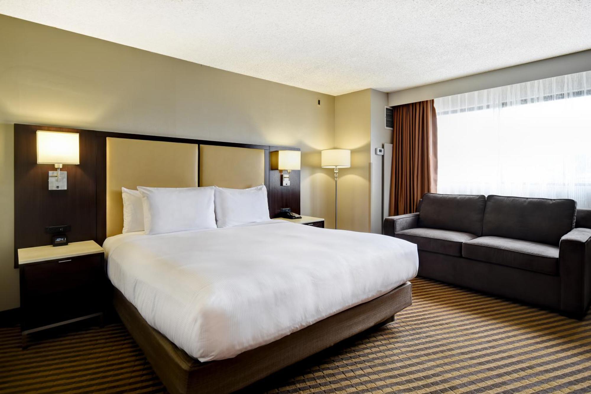 Hotel Doubletree By Hilton Pleasanton At The Club Exterior foto