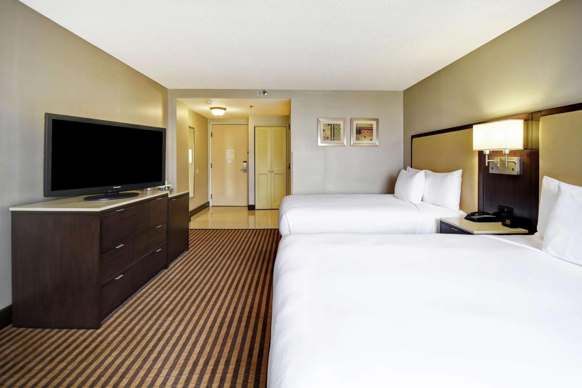 Hotel Doubletree By Hilton Pleasanton At The Club Exterior foto