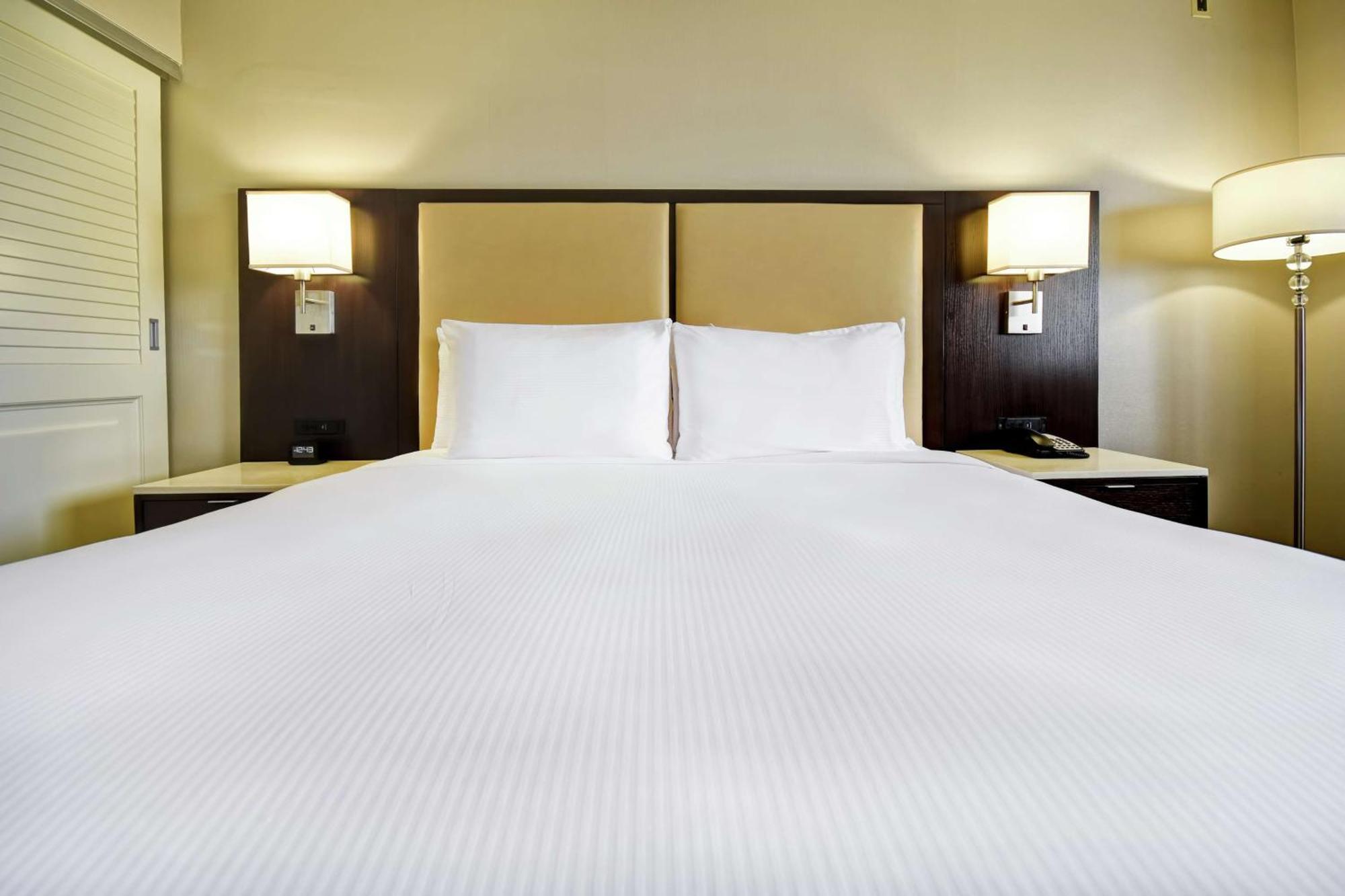 Hotel Doubletree By Hilton Pleasanton At The Club Exterior foto