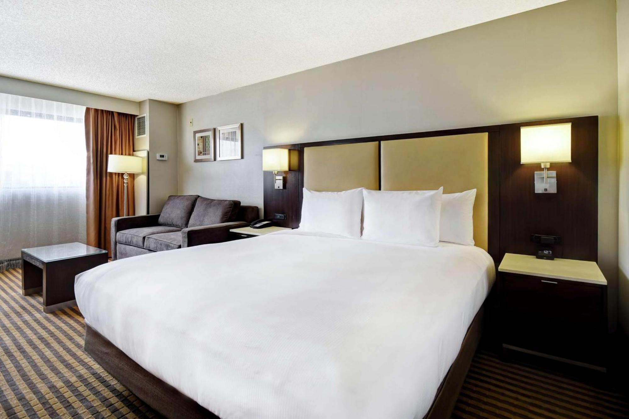 Hotel Doubletree By Hilton Pleasanton At The Club Exterior foto