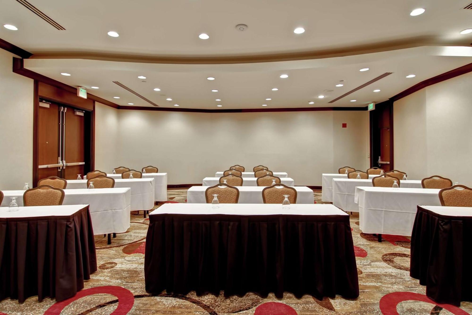 Hotel Doubletree By Hilton Pleasanton At The Club Exterior foto