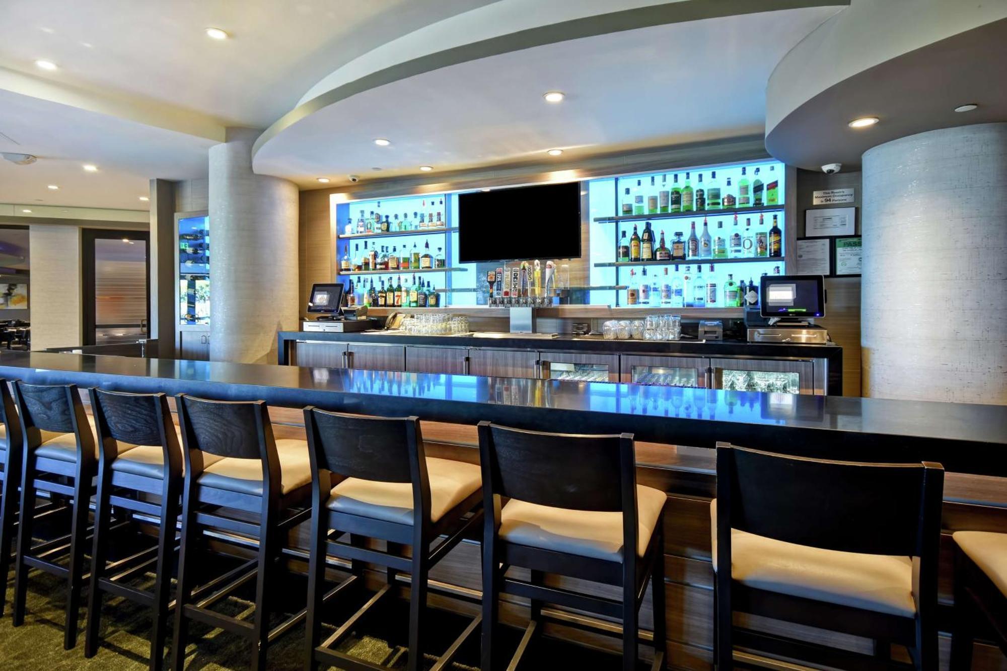 Hotel Doubletree By Hilton Pleasanton At The Club Exterior foto