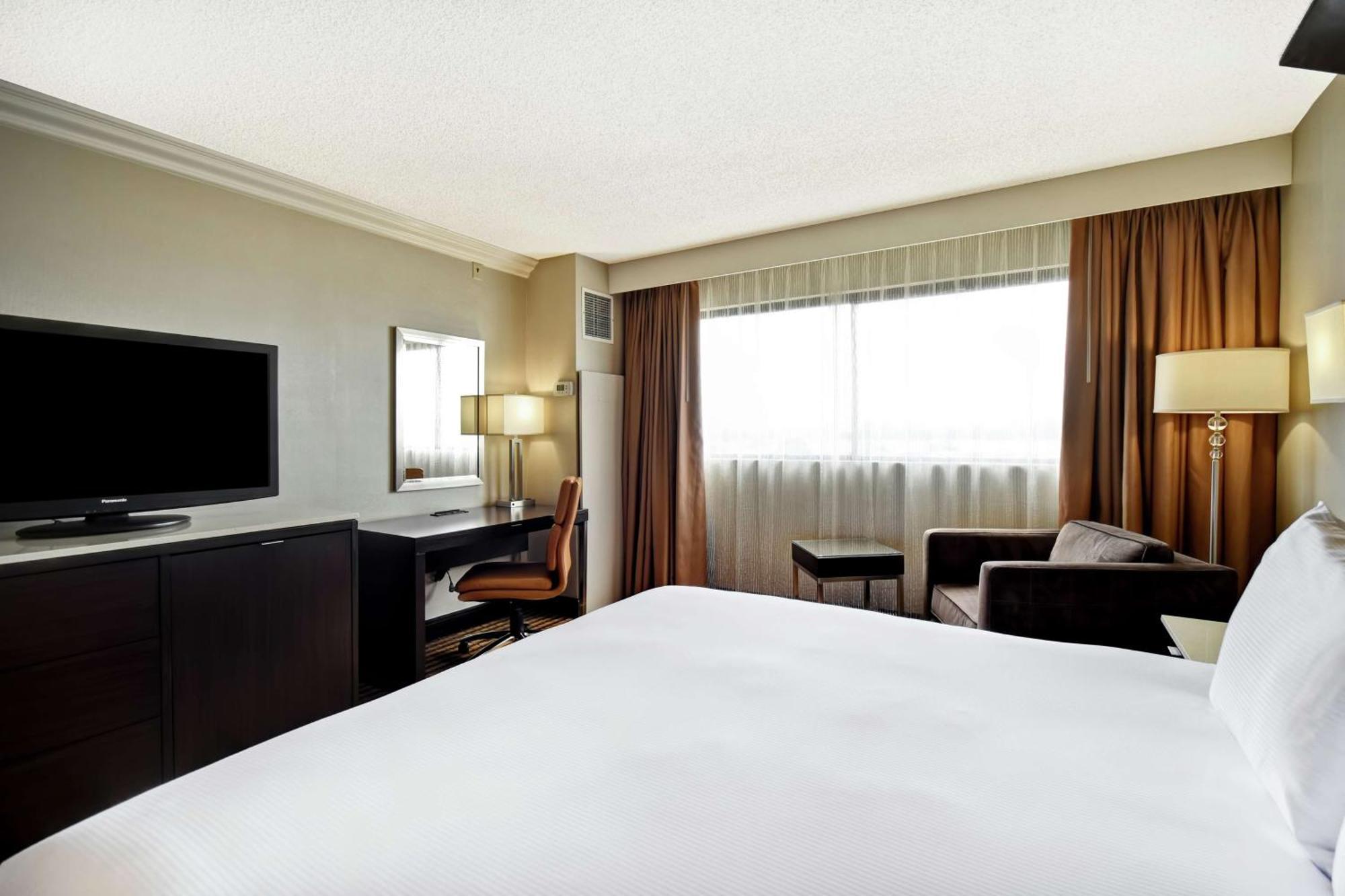 Hotel Doubletree By Hilton Pleasanton At The Club Exterior foto