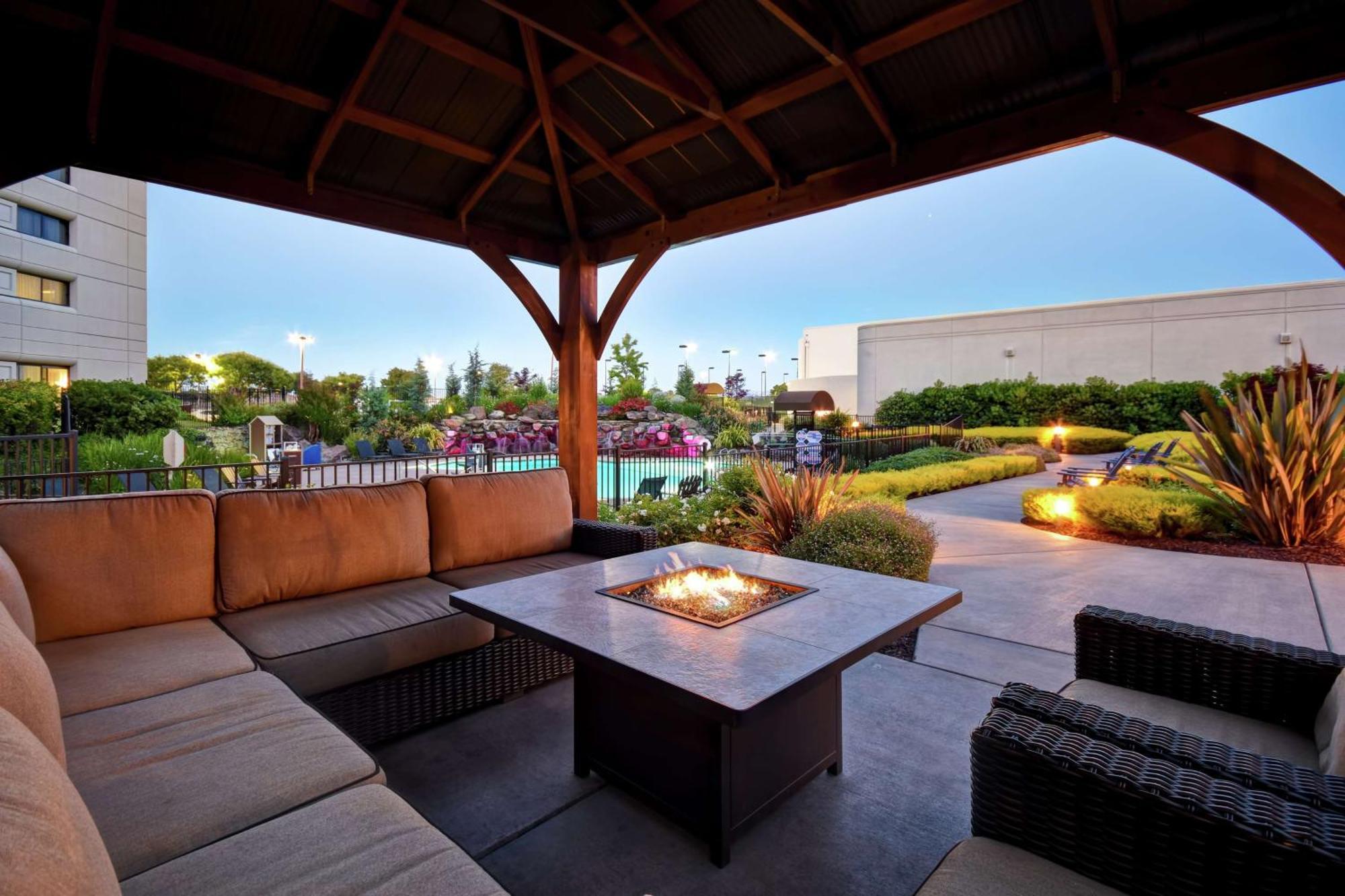 Hotel Doubletree By Hilton Pleasanton At The Club Exterior foto
