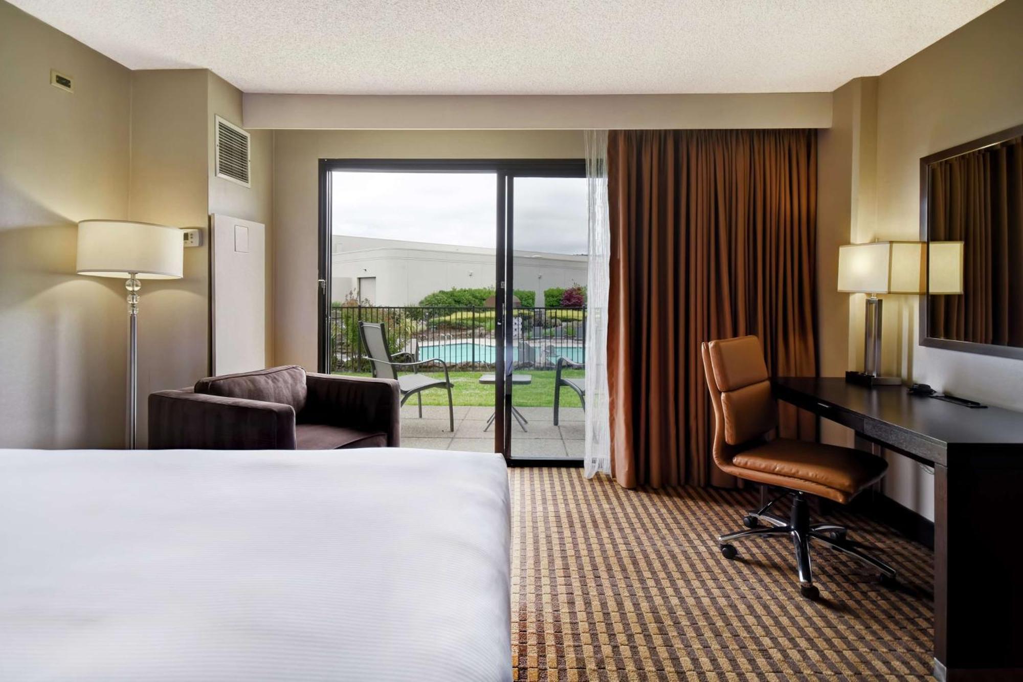 Hotel Doubletree By Hilton Pleasanton At The Club Exterior foto
