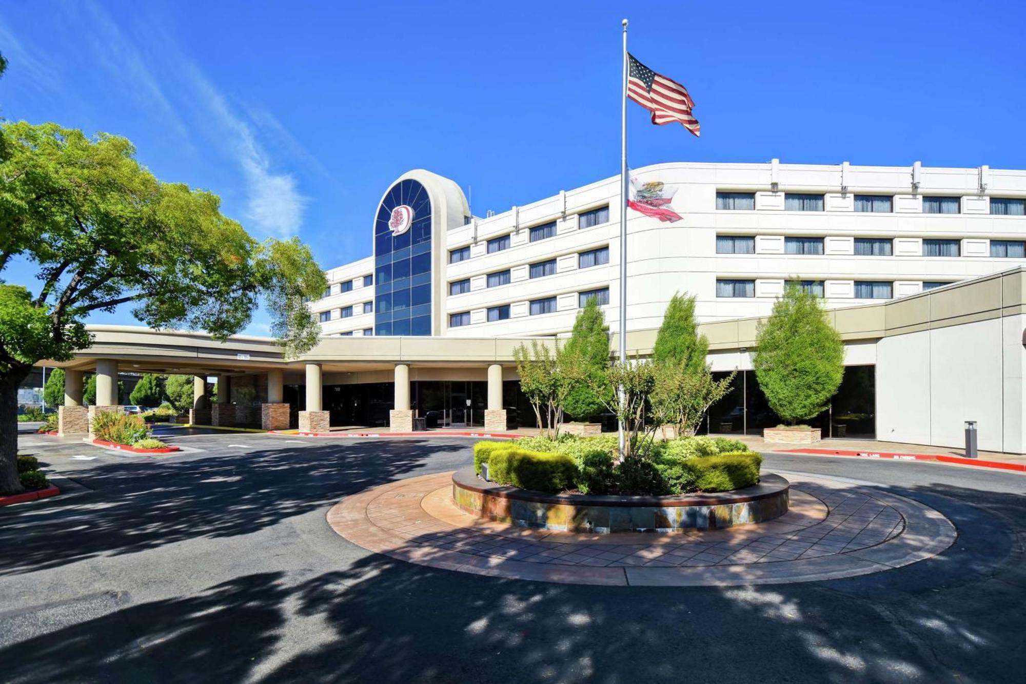 Hotel Doubletree By Hilton Pleasanton At The Club Exterior foto