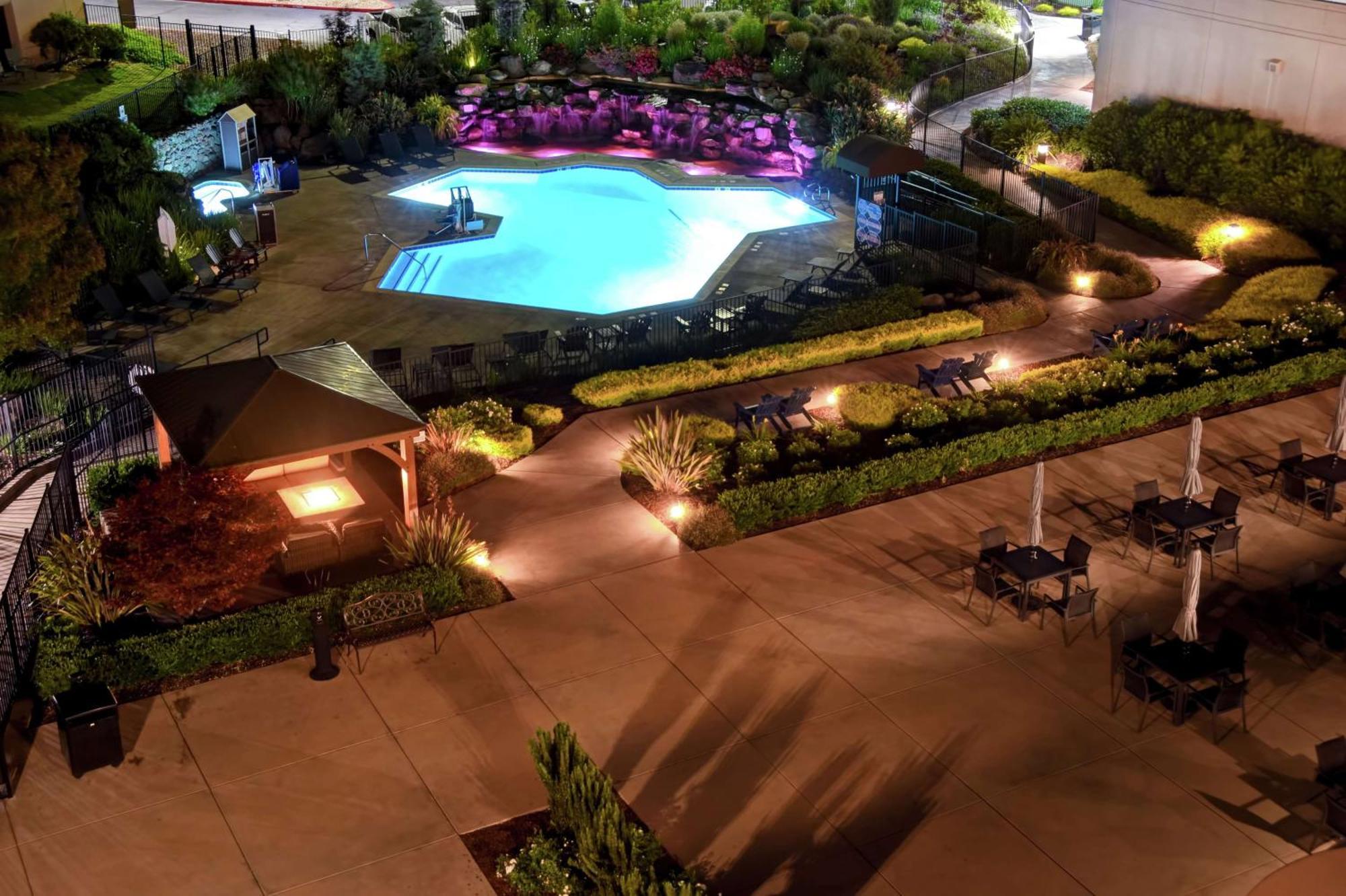 Hotel Doubletree By Hilton Pleasanton At The Club Exterior foto