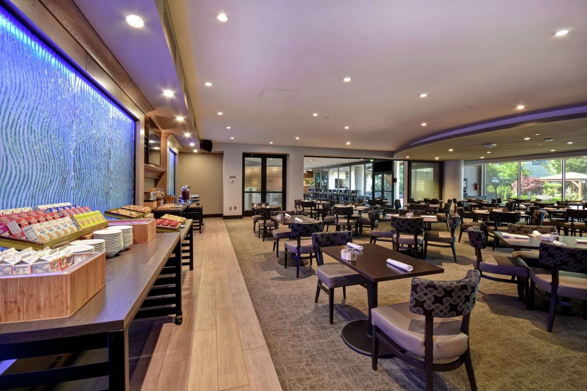 Hotel Doubletree By Hilton Pleasanton At The Club Exterior foto