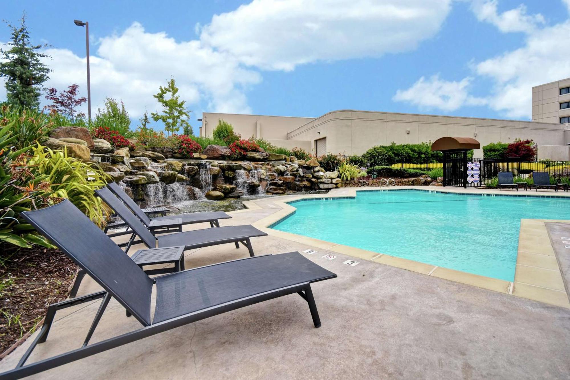 Hotel Doubletree By Hilton Pleasanton At The Club Exterior foto