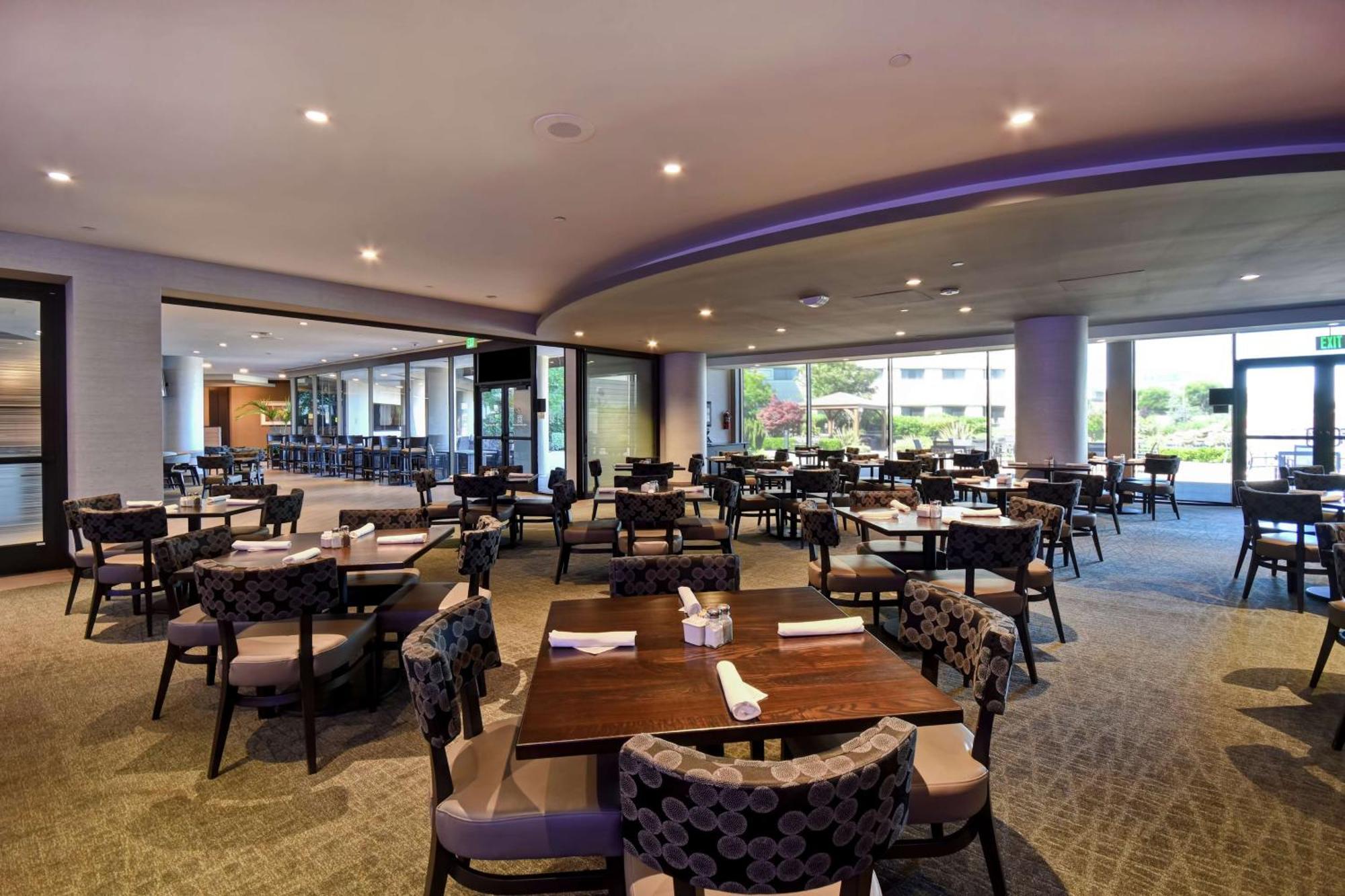 Hotel Doubletree By Hilton Pleasanton At The Club Exterior foto