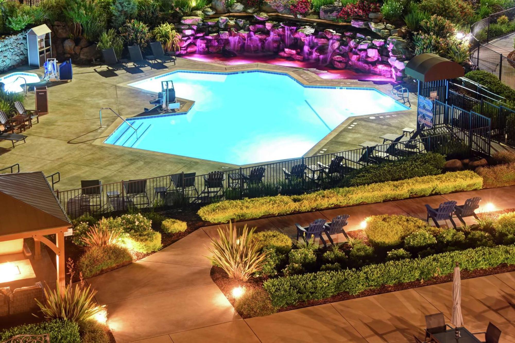 Hotel Doubletree By Hilton Pleasanton At The Club Exterior foto
