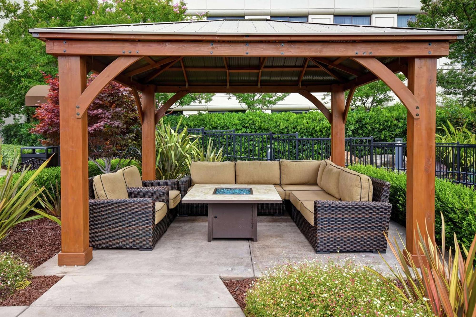 Hotel Doubletree By Hilton Pleasanton At The Club Exterior foto