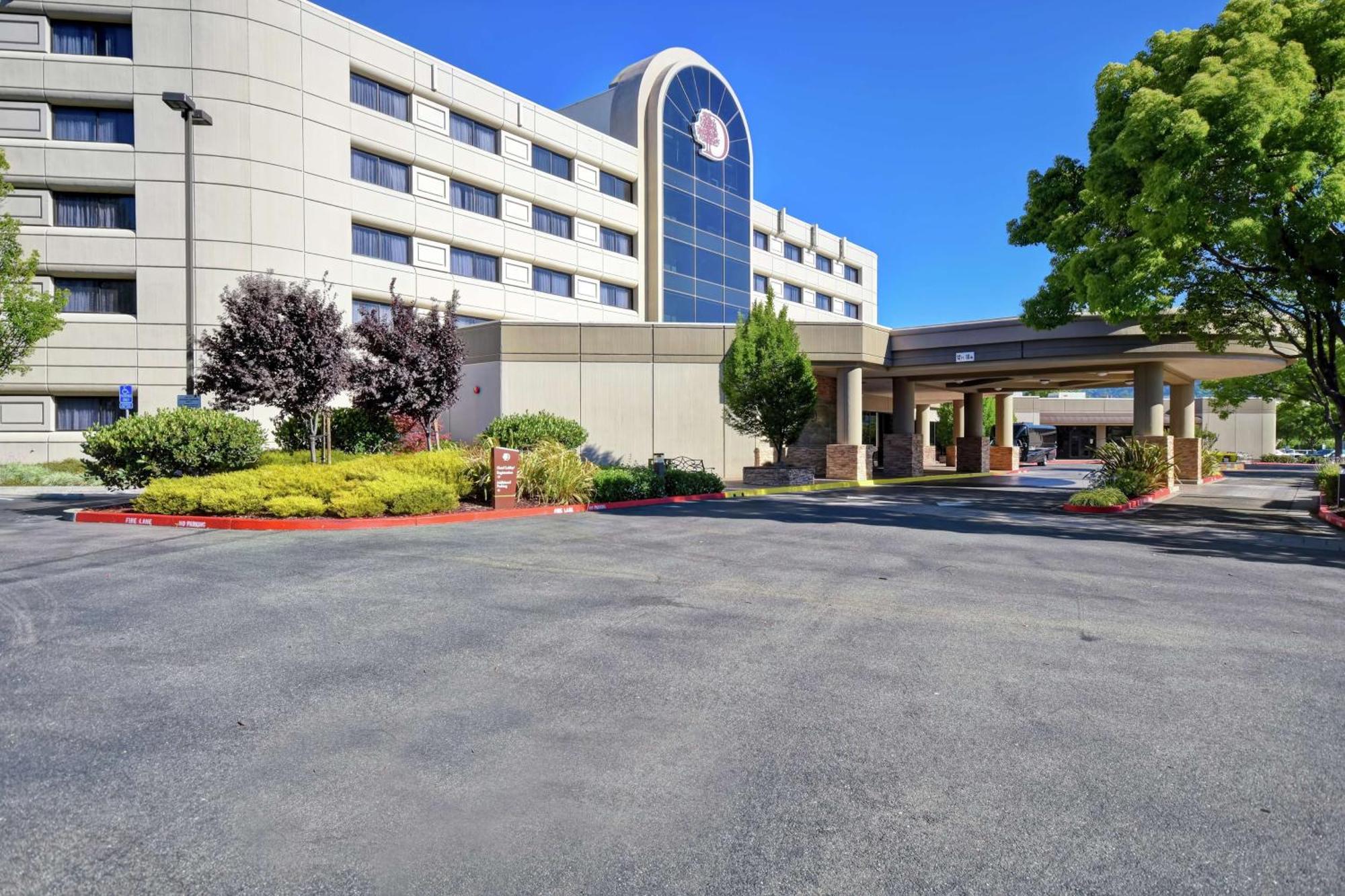 Hotel Doubletree By Hilton Pleasanton At The Club Exterior foto
