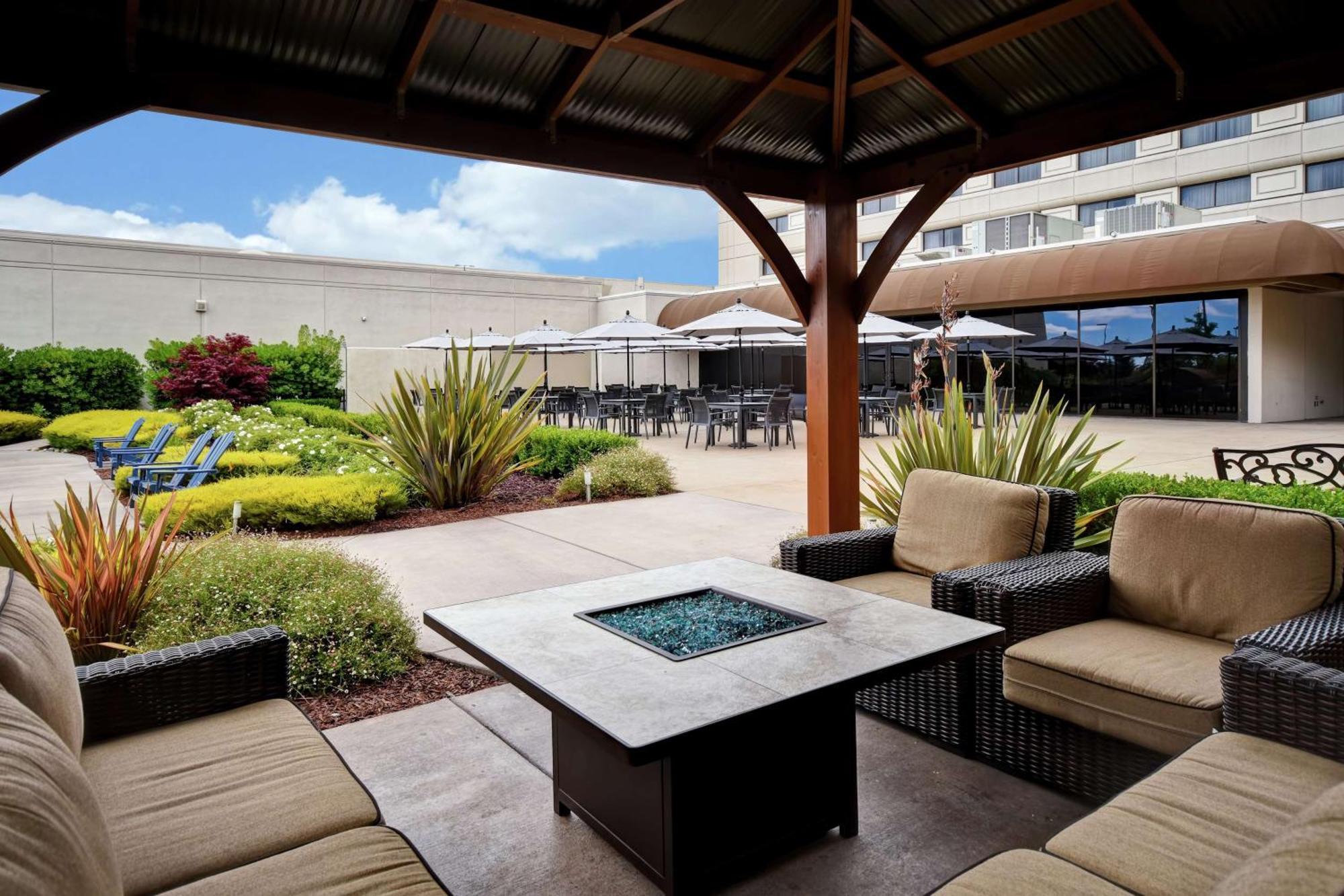 Hotel Doubletree By Hilton Pleasanton At The Club Exterior foto